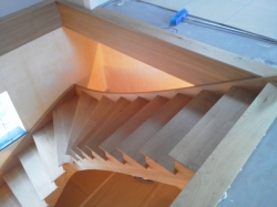 habillage de la trÃ©mie<br /><br />
 d\'escalier dans les PyrÃ©nÃ©es  atlantiques<br /><br />
