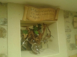 crÃ©ation et dÃ©coration bois :un porte verre avec  un sarment de vigne et ses feuilles et ses grappes de raisin (artisan Ã©bÃ©niste 64)